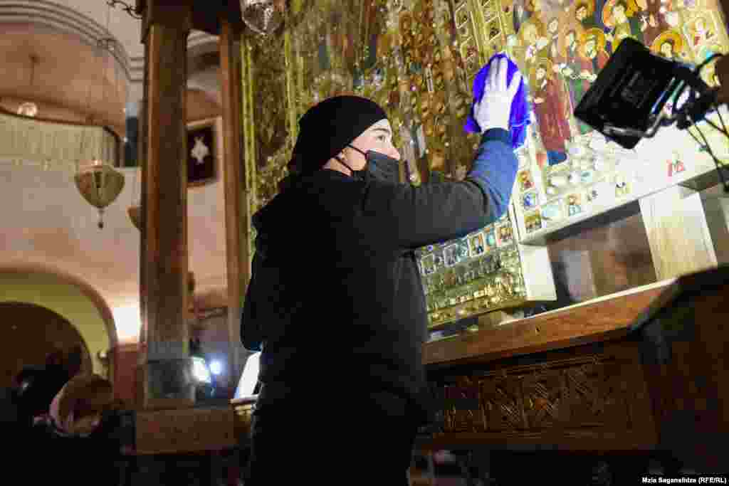 დროგამოშვებით ხატებს სპეციალური ხსნარით წმენდენ. 