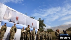PKK döyüşçüləri tərksilah mərasimi zamanı sıraya düzülüblər.