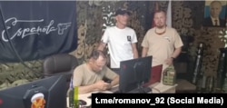 Российский Z-«военкор» Владимир Романов (справа) с главой российского военизированного подразделения «Эспаньола» Станиславом Орловым, 2025 год