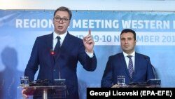 Архивска фотографија - Српскиот претседател Александар Вучиќ и македонскиот премиер Зоран Заев