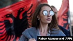 Një grua merr pjesë në një tubim në Shkup 