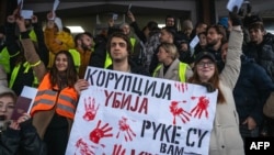 Beogradski studenti drži transparent sa natpisom "Korupcija ubija, ruke su vam krvave" ispred Vrhovnog javnog tužilaštva