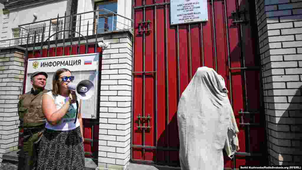 Координатор «Медийной инициативы по правам человека» Мария Томак зачитала имена 19 россиян, задержанных в Украине, которых можно было бы обменять на украинских политзаключенных