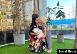 Журналистка Рухшона Хакимова с дочерьми