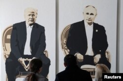 Lucrare expusă la expoziția „Ialta 2.0” în Iatla, Crimeea, 8 februarie 2025