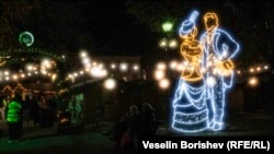 Светещи фигури на т..нар. немски коледен базар в Градската градина, който работи от няколко дни.