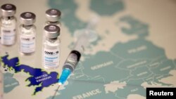 Velika Britanija u periodu tranzicije do 31. decembra, tehnički podleže propisima EU, uključujući i pitanje lekova, ali je odobrila novu vakcinu na osnovu vanredne mere.