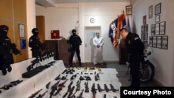 Ministar Aleksandar Vulin obilazi prostorije Policijske Uprave za grad Beograd u kojima je izloženo novozaplenjeno oružje i eksploziv u kući u Ritopeku, koja je pripadala članovima klana Belivuk - Miljković (24. april)