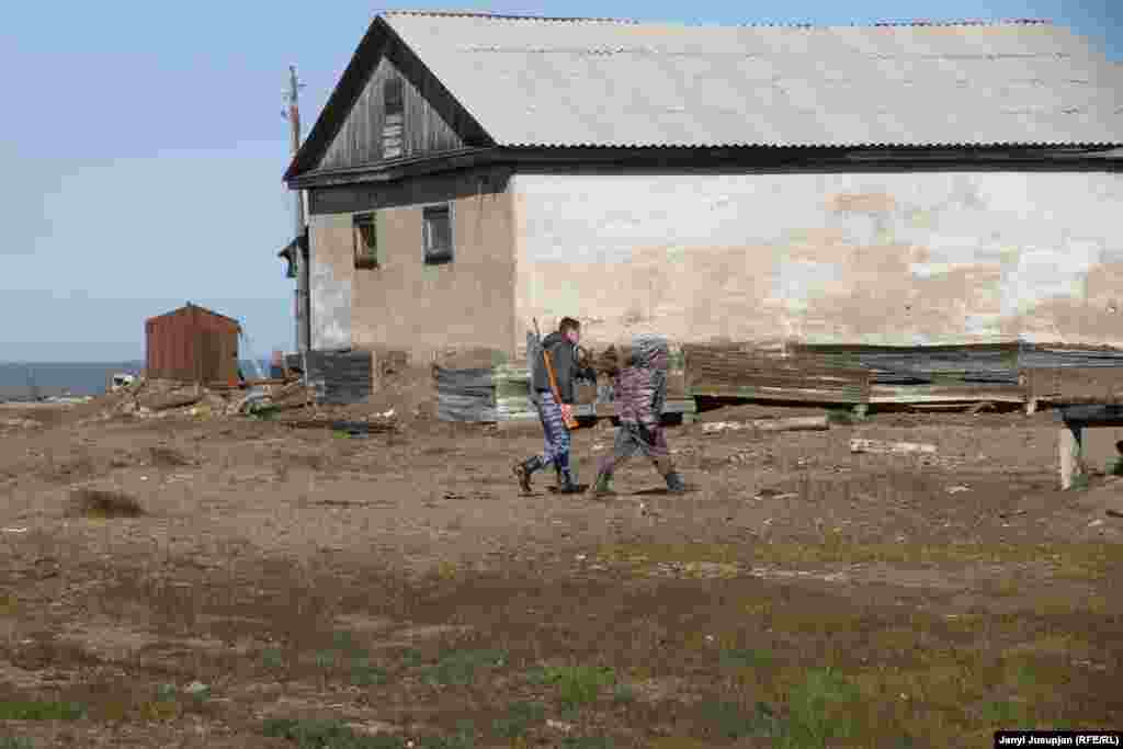 Сотрудники милиции услышали, что в село забрел белый медведь. В 150 километрах от Билингса находится остров Врангеля, именно оттуда на полуостров добираются белые медведи. Отстреливать их нельзя, поэтому их пытаются напугать выстрелами в воздух.