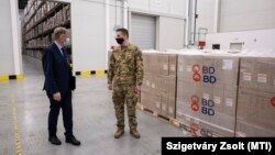 Feller Antal, a Hungaropharma Zrt. vezérigazgatója Tarr Zsoltnak, a Honvédelmi Minisztérium kijelölt veszélyhelyzeti felelős katonatisztjének mutatja meg a cég budapesti logisztikai központját 2021. március 8-án