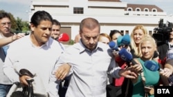 Иван Тодоров излиза с адвоката си от следствието след един от първите разпити през лятото