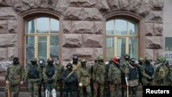 Активісти Євромайдану звільнили КМДА, але залишаються побіля будівлі