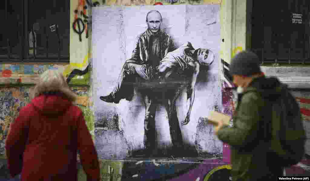 Во главниот град на Бугарија, Софија, слика на рускиот претседател Владимир Путин го носи неговото сопствено мртво тело, дело на Станислав Беловски.