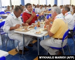 На фотографии, сделанной в августе 2005 года, изображены (слева направо) президент Украины Виктор Ющенко, президент Грузии Михаил Саакашвили, президент Литвы Валдис Адамкус и президент Польши Александр Квасьневский за совместным обедом в «Артеке».