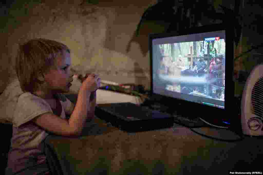 У підвалі постійно працює телевізор, на підлозі лежать килимки &ndash; мешканці бомбосховища в Петровському районі Донецька облаштовують затишок, як можуть