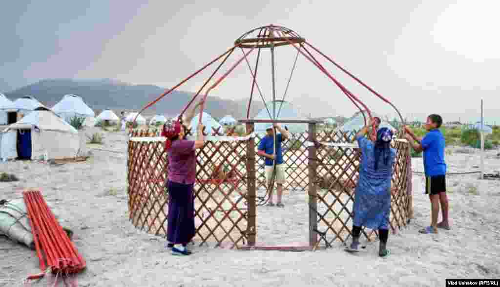 Установка юрты - коллективное дело. 