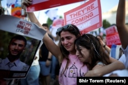 Израильтяне встречают освобожденных заложников