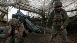 Soldați ucraineni trag cu un obuz autopropulsat spre trupele rusești în apropierea orașului Pokrovsk, aflat pe front. (fotografie de arhivă)