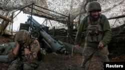 Soldați ucraineni trag cu un obuz autopropulsat spre trupele rusești în apropierea orașului Pokrovsk, aflat pe front. (fotografie de arhivă)