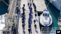 Migranti u pratnji talijanske policije u luci Shengjin, sjeverozapadna Albanija, 28. 1. 2025.