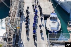 Criticii „modelului italian” scot în evidență costurile enorme nu doar ale centrelor din Albania, dar și ale transportului.