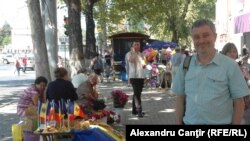 Jurnalistul independent de la Londra Petru Clej, în apropierea piaţei centrală din Chişinău