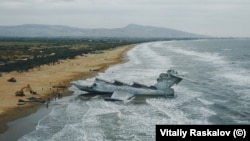 Екранопланът на плажа край Дербент - Дегестан