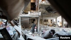 Палестинец ја напушта куќата погодена од израелски напад во услови на судири меѓу Израел и палестинската исламистичка група Хамас, во Рафаh, во јужниот дел на Појасот Газа, на 9 мај 2024 година.