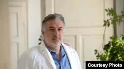 "Sigurno je da bi te zaražene odnosno obolele trebalo dalje pratiti jer podaci do kojih bismo mi došli bili bi dragoceni“, smatra profesor Medicinskog fakulteta u Beogradu Radan Stojanović