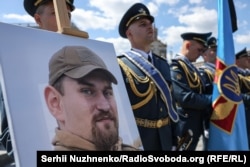 Прощание с Максимом Устименко - украинским летчиком, погибшим при выполнении задания по борьбе с воздушными целями. Киев, 3 июля 2025 года