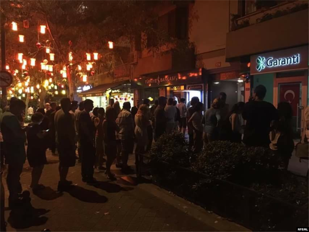 მოქალაქეთა რიგი სტამბოლის ერთ-ერთ ბანკომატთან.