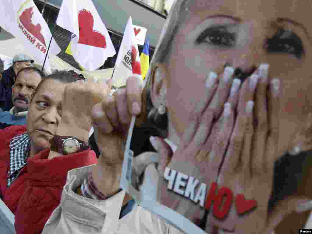 Мітинг прихильників&nbsp;Тимошенко перед будівлею Печерського районного суду Києва, 8 серпня 2011 року.