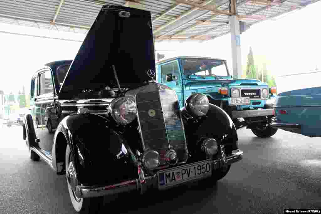 Automobil Mercedes 180, iz 1950-ih godina prošlog stoljeća, izložen na međunarodnom skupu starih automobila u Mostaru.