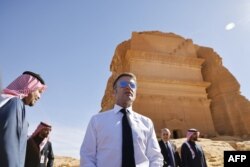 Cu ochii în soare? Drama politică franceză l-a găsit pe Macron în vizită la al-Hijr, în Arabia Saudită. „Sunt simple jocuri de fațadă”, ar fi reacționat președintele.