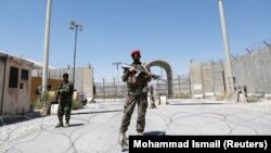 Afganistanski vojnik na ulazu u Bagram bazu 2. jula na dan kada su posljednji američki vojnici izašli iz ovog prostora