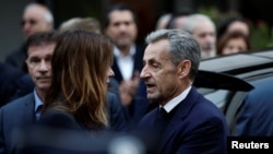 Бившият френски президент Никола Саркози разговаря със съпругата си в деня на влизането си в затвора, за да изтърпи петгодишна присъда за участие в престъпен заговор. 21 октомври 2025 г.