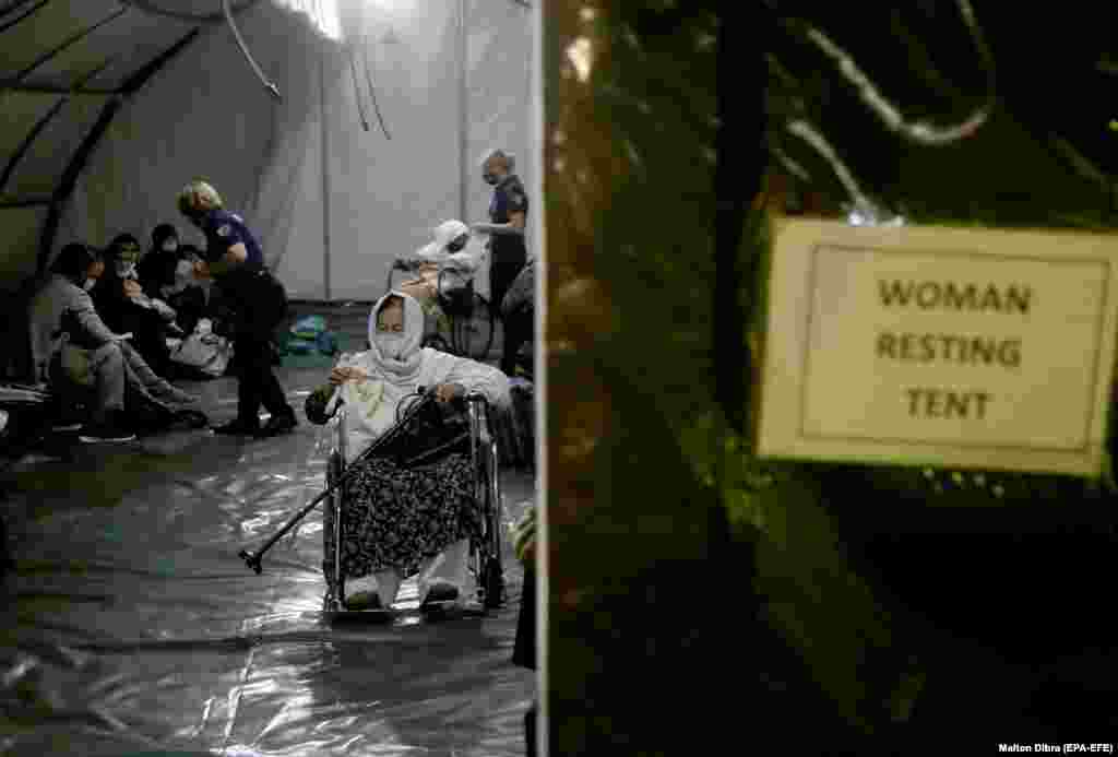 Evakuisani iz Avganistana u šatoru nakon sletanja u Tiranu, Albanija, 27. avgusta. Očekuje se da će Albanija prihvatiti 4.000 avganistanskih državljana koji su napustili svoju državu nakon preuzimanja talibana.