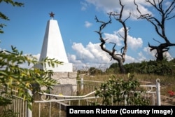 Хородище, Украйна. Мемориален обелиск в края на селото. Надписът му гласи: „Спри, поклони се ниско! Дадоха живота си за твоето щастие! Вечна слава на войниците-селяни, загинали на фронтовете на Великата отечествена война. 1941–1945 “.