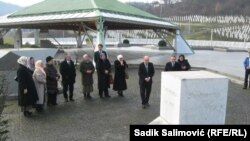 Valentin Inzko, visoki predstavnik međunarodne zajednice u BiH, koji je doneo zakon o zabrani negiranja genocida u BiH, sa majkama Srebrenice, 8. jula 2021. u Potočarima