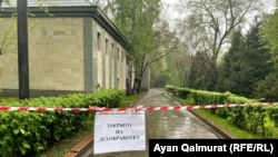 Закрытый для посетителей Центральный парк Алматы. 1 мая 2021 года.