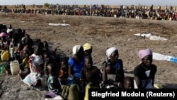 Жени и деца од Јужен Судан чекаат да се регистрираат кај Светската програма за храна