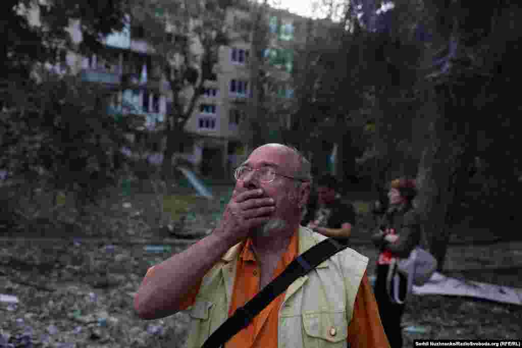 Мъж вижда разрушен жилищен блок в Киев сутринта на 17 юни след среднощната руска атака.Загинали са поне 14 души, един от които е американски гражданин.