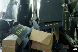 Части сбитых беспилотников «Шахед», запущенных Россией, сложены в помещении исследовательской лаборатории в Киеве