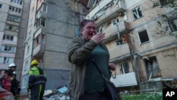 Рекордна кількість дронів і перший удар по Кабміну: емоційні фото з Києва під час та після нічного обстрілу (фоторепортаж)