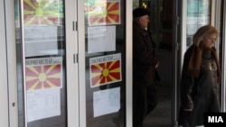 Луѓе гласаат на избирачко место во Скопје на предвремени парламентарни избори 2016. 