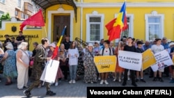 Partidul Socialiștilor din R. Moldova a organizat un protest în fața Curții Constituționale, în timp ce deputații numeau ultimii doi magistrați ai CC.