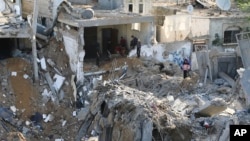 Палестинци гледат разрушенията от израелските бомбардировки на Ивицата Газа в Рафах, понеделник, 4 декември 2023 г. 