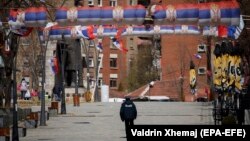 Një polic patrullon në pjesën veriore të Mitrovicës. 7 prill, 2020.