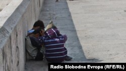 Илустрација: Деца питачи на Камениот мост во Скопје