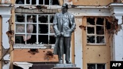 O statuie a lui Vladimir Ilici Lenin, fondatorul Uniunii Sovietice, deteriorată în timpul luptelor din orașul Sudja, controlat de Ucraina, din regiunea Kursk din Rusia, fotografiată pe 16 august 2024.